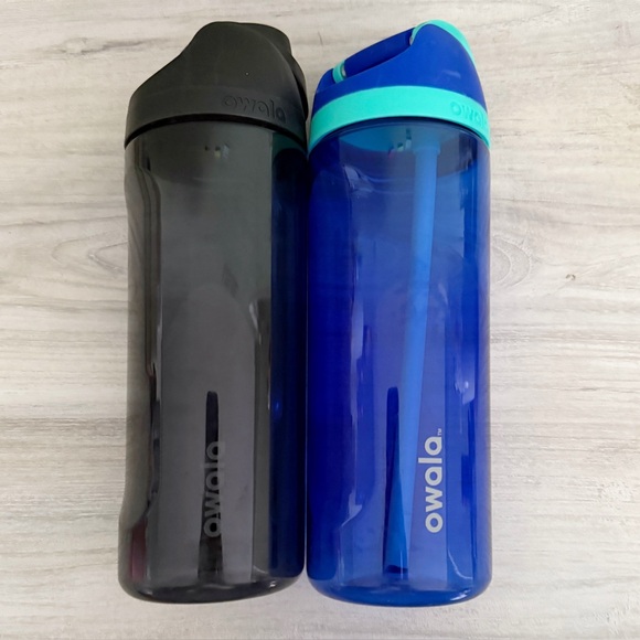 Owala FreeSip Water Tritan Plastic Bottles - Blue & Black Bundle of 2 - Picture 1 of 8